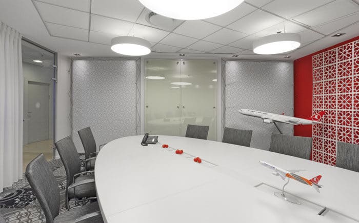 עיצוב חדר ישיבות עם קיר כוח עם משרבייה ודגמי מטוסים עם שטיחים בעיצוב אוריינטלי בניחוח טורקי, עבור חברת טורקיש איירליינס
