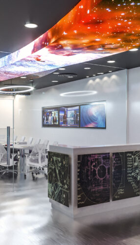 יצוב קונספט תכנון למשרדי חברת לוויינים עם אלמנטים גרפיים של שביל החלב משולבים בעיצוב התקרה והקירות