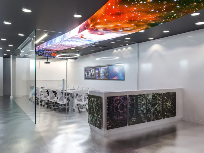 יצוב קונספט תכנון למשרדי חברת לוויינים עם אלמנטים גרפיים של שביל החלב משולבים בעיצוב התקרה והקירות