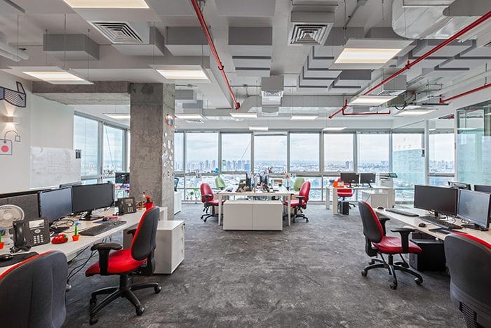 עיצוב משרדים כאופן ספייס עם תקרה חשופה והדבקת ספוגים על התקרה כתחליף לתקרה אקוסטית
