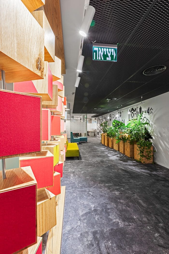 עיצוב משחק קוביות צבעוניות בכניסה למשרדים ושילוב צמחיה ופינת מנוחה .