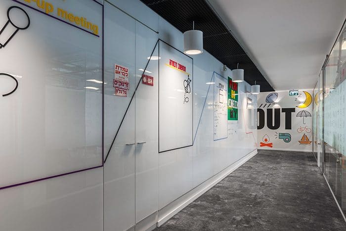 עיצוב מסדרונות עם לוחות זכוכית מחיקים לעידוד תקשורת בין העובדים
