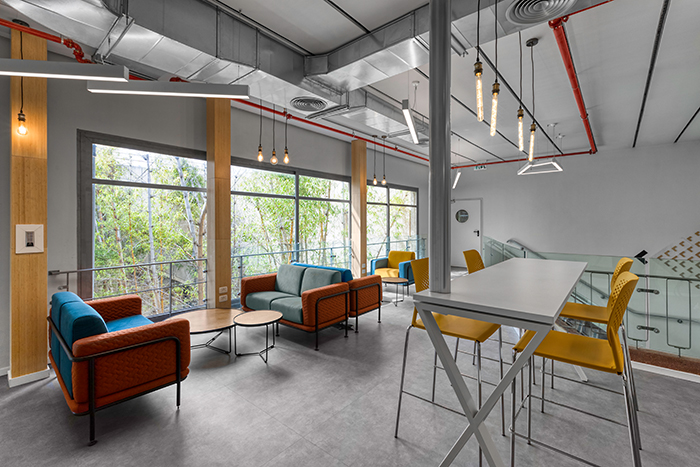 עיצוב משרדים עם שימוש בטקסטורות עץ ובבדים צבעוניים