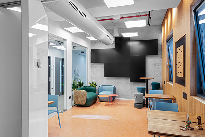 עיצוב מרכז חדשנות צבעוני עם רצפה כתומה