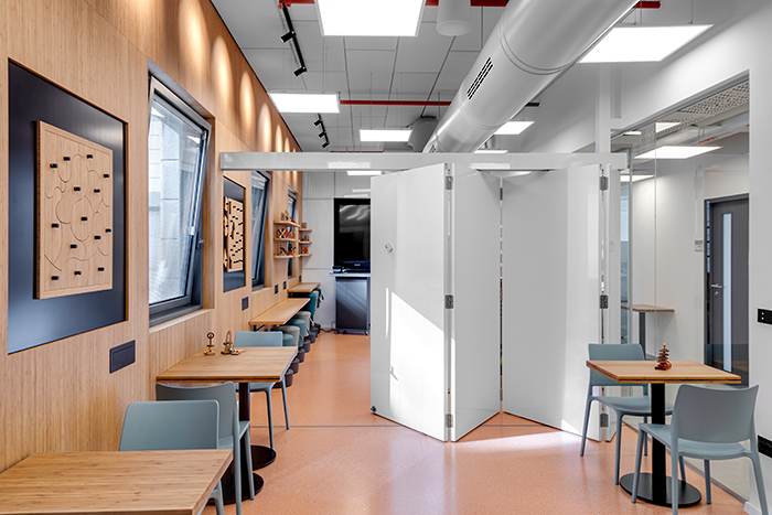 עיצוב חדר חדשנות עם משחקי חשיבה ופאזלים על הקירות